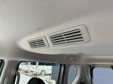 車内の空気を循環し後席まで素早く快適にしてくれるシーリングファン(プラズマクラスター搭載)♪暑い季節もムラなく涼しく、快適さがUP!エアコン前に扇風機を置くと効率が良いと言われる、あの発想ですw