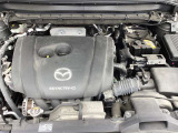 「SKYACTIV-G(ガソリン)」は、規格外の高圧縮を実現し、世界のエンジン技術者に驚きを与えました。さらに、それを維持したままノッキングの発生を抑え、熱効率を向上、走りにも寄与したエンジンです。