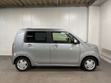 ホイールベースが長く広い車内空間を確保しています。