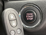 【キーレススタートシステム】カバンやポケットに入れたままでもドアの施錠・解錠が可能なスマートキーを装備。エンジンのオン・オフ時もカギを取り出す必要が無いからとっても便利です♪