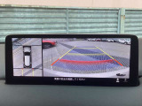 車両の前後左右にある4つのカメラを合成することで、まるでご自身のクルマを空から見ているような俯瞰での映像を映し出してくれます。バック時ももちろんのこと、前進時に視界の悪い交差点でも役に立ちますね。
