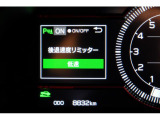 後退時に誤ってアクセルを踏み過ぎても急発進しません。後退時リミッター機能。