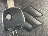 【キーレス】少し離れた場所からでもボタン一つでドアの開錠・施錠ができるのでとっても便利!ドアの鍵穴周りに傷をつけることもありません♪