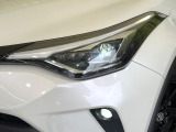 【LEDヘッドライト】悪天候や夜間走行時も良好な視界を確保し安心して運転できる高輝度LEDヘッドライトを装備!点灯速度が早く、消費電力も抑えられています。