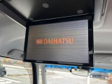 【フリップダウンモニター】大画面モニターで後席でもエンタメをお楽しみいただけます。小さなお子様にも大人気の装備です♪
