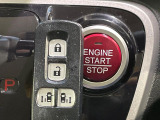 【キーレススタートシステム】カバンやポケットに入れたままでもドアの施錠・解錠が可能なスマートキーを装備。エンジンのオン・オフ時もカギを取り出す必要が無いからとっても便利です♪