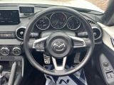 【純正革巻きステアリング】上質な革を使用することで、手にしっかり馴染みとても運転しやすいハンドルです♪