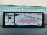 車両の前後左右にある4つのカメラを合成することで、まるでご自身のクルマを空から見ているような俯瞰での映像を映し出してくれます。バック時ももちろんのこと、前進時に視界の悪い交差点でも役に立ちますね。