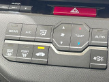 【オートエアコン】一度お好みの温度に設定すれば、車内の温度を検知し風量や温度を自動で調整。暑い&hellip;寒い&hellip;と何度もスイッチ操作をする必要はありません。快適な車内空間には必須の機能ですね♪