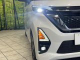 【LEDヘッドライト】悪天候や夜間走行時も良好な視界を確保し安心して運転できる高輝度LEDヘッドライトを装備!点灯速度が早く、消費電力も抑えられています。