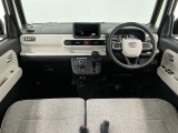 【インパネ】運転のしやすさを最優先に設計された見晴らしの良いフロントビュー。車両間隔が掴みやすく狭い道でも安心♪「安全」と「品質」を最優先に、安心してお乗りいただけるクルマを提供いたします。