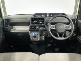 【インパネ】運転のしやすさを最優先に設計された見晴らしの良いフロントビュー。車両間隔が掴みやすく狭い道でも安心♪「安全」と「品質」を最優先に、安心してお乗りいただけるクルマを提供いたします。