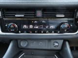オートエアコンで車内快適!前席のシートヒーターやハンドルヒーターのスイッチも装備されています
