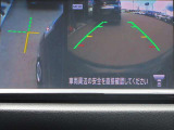 〔バックカメラ〕ギアをバックに入れると画面に自動的に後方映像が映し出され確認可能です。車庫入れなどの際に安全確認が出来て安心ですね。