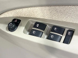 【電動格納ミラー】サイドミラーは電動格納式となっており、狭い駐車場でもキズがつくリスクを抑えられます。
