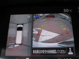 アラウンドビューモニター(車両を上から見たように表示)装着で車庫入れをサポート