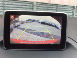 カラーで後方映像をモニターに映し出してくれるので、ショッピングモールのような狭い駐車場であったとしても障害物を見つけ、楽々駐車することができますね。