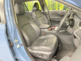【合皮レザーシート】汚れのふき取りが容易でメンテナンスもが簡単な、機能性に優れる合成皮革を採用した上質なシートです。座り心地もよく、高級感あふれる心地良い車内空間を演出してくれます。