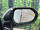 【ブラインドスポットモニター】走行中、ドアミラーの死角になりやすい箇所に後続車が接近するとサイドミラーのレンズに警告を表示!ドライバーに注意喚起をしてくれます。