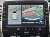 アラウンドビューモニター。上空から見下ろしているような映像で、スムースな駐車をサポートします。