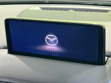 【10.25インチマツダコネクト】車内の雰囲気にマッチした大型ディスプレイ。スマホ接続でのナビ使用やBluetooth再生等、様々な機能が楽しめます。直感的なダイヤル操作が可能で、使い勝手も良好です。