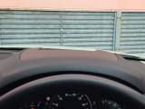 運転視界の遠方上方に虚像を投影することで前を見ながら情報の視認ができます。本当にドライバーが必要な情報を適切に伝え、楽しんで頂くことを考えた新世代装備です。※虚像は2.6m前方に浮かぶイメージです。