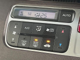 【オートエアコン】一度お好みの温度に設定すれば、車内の温度を検知し風量や温度を自動で調整。暑い&hellip;寒い&hellip;と何度もスイッチ操作をする必要はありません。快適な車内空間には必須の機能ですね♪