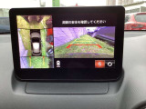 車両の前後左右にある4つのカメラを合成することで、まるでご自身のクルマを空から見ているような俯瞰での映像を映し出してくれます。バック時ももちろんのこと、前進時に視界の悪い交差点でも役に立ちますね。