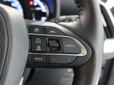 アダプティブクルーズコントロール機能付きです。走行中に先行車の様子を検知しながら、設定した車速の範囲内で先行車との距離のキープを支援します。詳細は販売店スタッフまでおたずねください。