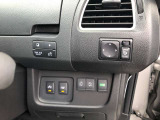 運転席右側には主要なスイッチ類をひとまとめに。ドアミラー操作やオートスライドドアの開閉、メーターパネルの表示設定もこちらで