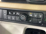【オートエアコン】一度お好みの温度に設定すれば、車内の温度を検知し風量や温度を自動で調整。暑い&hellip;寒い&hellip;と何度もスイッチ操作をする必要はありません。快適な車内空間には必須の機能ですね♪