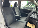運転席・助手席は、ゆったりと座れるサイズで、長時間の運転でも快適です。