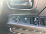 駐車時に便利な電動格納ドアミラー装備