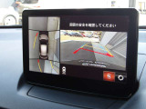 360度ビューカメラを搭載。4方の小型カメラの映像を処理し、車両真上からの映像に変換しています。