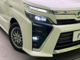 【LEDヘッドライト】悪天候や夜間走行時も良好な視界を確保し安心して運転できる高輝度LEDヘッドライトを装備!点灯速度が早く、消費電力も抑えられています。