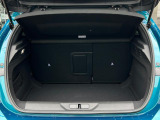 幅と奥行きもある大容量のカーゴルーム。間口も広く荷物の積み降ろしもスムーズです。