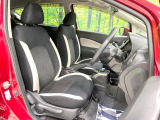 運転席まわりには十分なスペースがあり、大柄な方でもゆったり運転していただける環境です。
