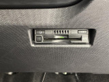 【ETC】有料道路を利用する際に料金所で停止することなく通過できる、ETC車載器(ノンストップ自動料金収受システム機器)が装備されています。セットアップを行うことで利用可能になります。
