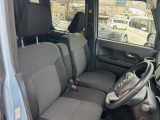 運転席まわりには十分なスペースがあり、大柄な方でもゆったり運転していただける環境です。
