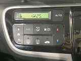 【オートエアコン】一度お好みの温度に設定すれば、車内の温度を検知し風量や温度を自動で調整。暑い&hellip;寒い&hellip;と何度もスイッチ操作をする必要はありません。快適な車内空間には必須の機能ですね♪
