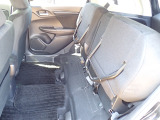 ◆チップアップ&ダイブダウン機構付【ULTR SEAT】は後席座面を左右分割で跳ね上げることができます。トランクで積載できない背の高い荷物をラクラク収納できます。ホンダ車ならではの人気装備です。