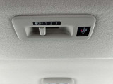 車内の空気を循環し後席まで素早く快適にしてくれるシーリングファン(プラズマクラスター搭載)♪暑い季節もムラなく涼しく、快適さがUP!エアコン前に扇風機を置くと効率が良いと言われる、あの発想ですw