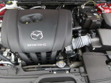 24Vマイルドハイブリッドで爽快な走りを実現する「e-SKYACTIV-G 2.0」。高効率エンジンと電動化技術の組み合わせにより、燃費性能とアイドリングストップ機能をさらに向上させました。