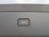 テールゲートはもちろん電動開閉式!スクエア型に設計され、リアサスペンションの張り出しもなく積載能力を無駄なく発揮!