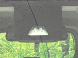 【スマートアシスト】走行中に前方の車両等を認識し、衝突しそうな時は警報とブレーキで衝突回避と被害軽減をアシスト。より安全にドライブをお楽しみいただけます。