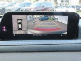 車両の前後左右にある4つのカメラを合成することで、まるでご自身のクルマを空から見ているような俯瞰での映像を映し出してくれます。バック時ももちろんのこと、前進時に視界の悪い交差点でも役に立ちますね。
