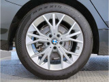BMWの純正アロイホイールは軽量かつ強度にも優れているホイールで走行性能を引き上げる設計になっております。足元にもBMWは妥協がなくこだわっている個所になります。