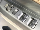 【電動格納ミラー】サイドミラーは電動格納式となっており、狭い駐車場でもキズがつくリスクを抑えられます。