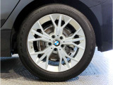 BMWの純正アロイホイールは軽量かつ強度にも優れているホイールで走行性能を引き上げる設計になっております。足元にもBMWは妥協がなくこだわっている個所になります。