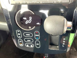 【オートエアコン】一度お好みの温度に設定すれば、車内の温度を検知し風量や温度を自動で調整。暑い&hellip;寒い&hellip;と何度もスイッチ操作をする必要はありません。快適な車内空間には必須の機能ですね♪